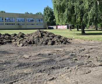 Aktuality / Začala sa výstavba viacúčelového ihriska 33x18m - foto