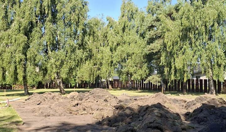 2. fotografia fotogalérie Aktuality / Začala sa výstavba viacúčelového ihriska 33x18m - foto