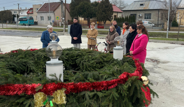 2. fotografia fotogalérie Aktuality / Symbol Adventu pred Obecným úradom: Posvätenie Adventného venca - foto