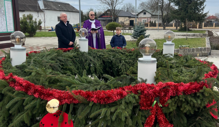 3. fotografia fotogalérie Aktuality / Symbol Adventu pred Obecným úradom: Posvätenie Adventného venca - foto