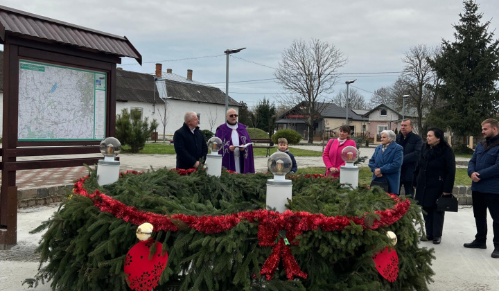 4. fotografia fotogalérie Aktuality / Symbol Adventu pred Obecným úradom: Posvätenie Adventného venca - foto