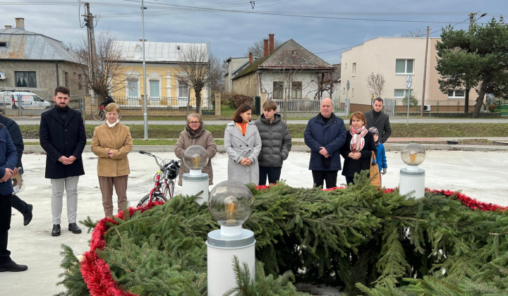 5. fotografia fotogalérie Aktuality / Symbol Adventu pred Obecným úradom: Posvätenie Adventného venca - foto