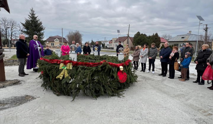 6. fotografia fotogalérie Aktuality / Symbol Adventu pred Obecným úradom: Posvätenie Adventného venca - foto
