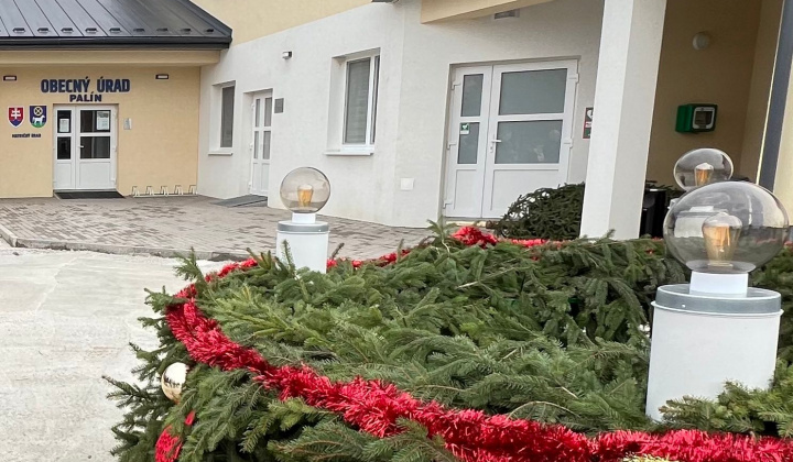1. fotografia fotogalérie Aktuality / Symbol Adventu pred Obecným úradom: Posvätenie Adventného venca - foto