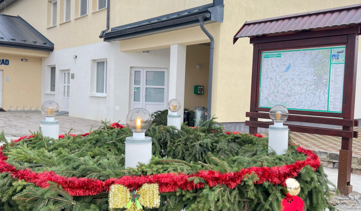 7. fotografia fotogalérie Aktuality / Symbol Adventu pred Obecným úradom: Posvätenie Adventného venca - foto