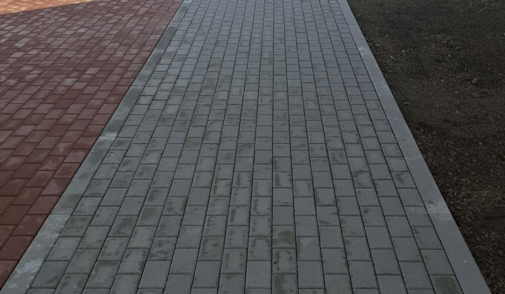 1. fotografia fotogalérie Aktuality / Ukončenie 2. etapy rekonštrukcie chodníkov a spevnenej plochy pred Obecným úradom Palín - foto