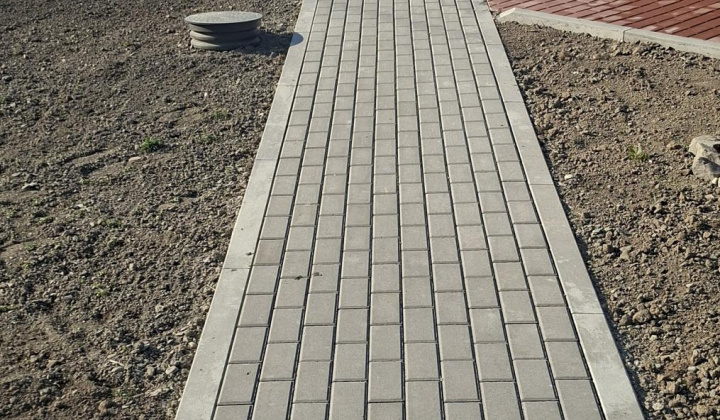 2. fotografia fotogalérie Aktuality / Ukončenie 2. etapy rekonštrukcie chodníkov a spevnenej plochy pred Obecným úradom Palín - foto