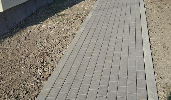 3. fotografia fotogalérie Aktuality / Ukončenie 2. etapy rekonštrukcie chodníkov a spevnenej plochy pred Obecným úradom Palín - foto