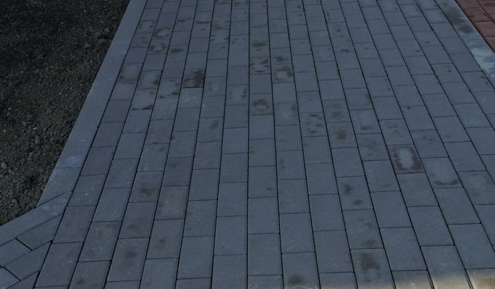 4. fotografia fotogalérie Aktuality / Ukončenie 2. etapy rekonštrukcie chodníkov a spevnenej plochy pred Obecným úradom Palín - foto