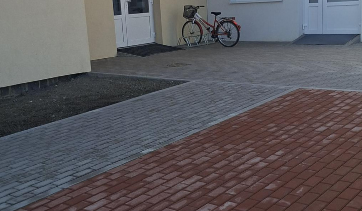 5. fotografia fotogalérie Aktuality / Ukončenie 2. etapy rekonštrukcie chodníkov a spevnenej plochy pred Obecným úradom Palín - foto