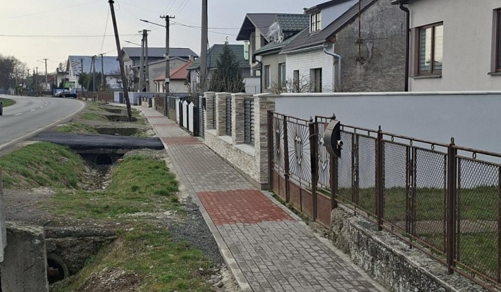 7. fotografia fotogalérie Aktuality / Ukončenie 2. etapy rekonštrukcie chodníkov a spevnenej plochy pred Obecným úradom Palín - foto