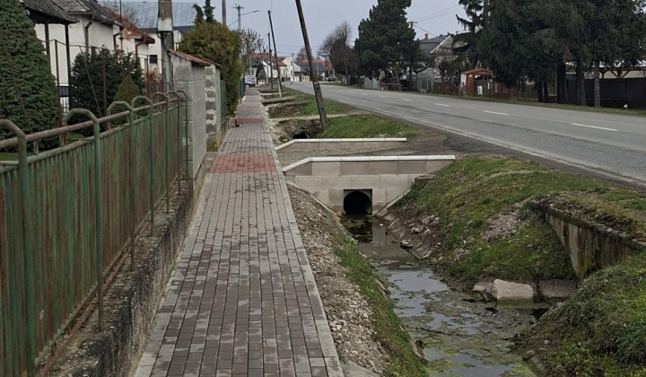 8. fotografia fotogalérie Aktuality / Ukončenie 2. etapy rekonštrukcie chodníkov a spevnenej plochy pred Obecným úradom Palín - foto