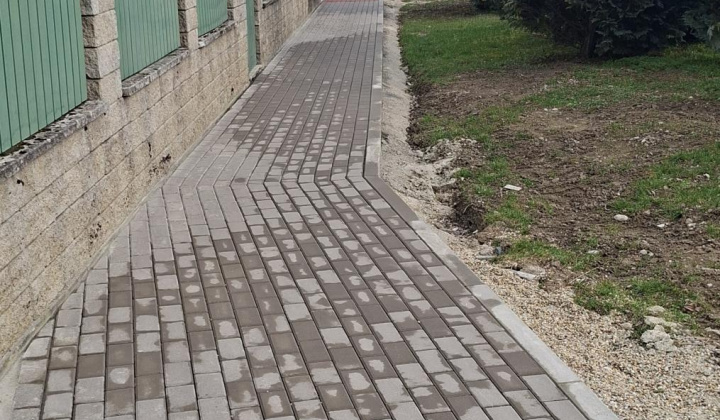 9. fotografia fotogalérie Aktuality / Ukončenie 2. etapy rekonštrukcie chodníkov a spevnenej plochy pred Obecným úradom Palín - foto