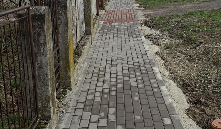 11. fotografia fotogalérie Aktuality / Ukončenie 2. etapy rekonštrukcie chodníkov a spevnenej plochy pred Obecným úradom Palín - foto