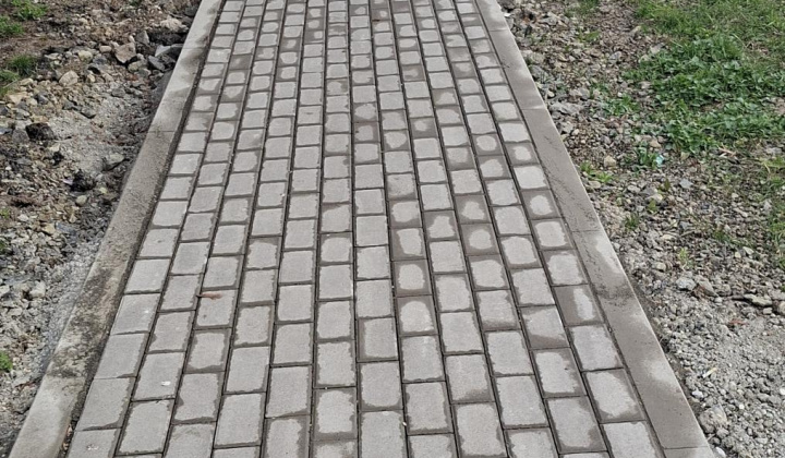 12. fotografia fotogalérie Aktuality / Ukončenie 2. etapy rekonštrukcie chodníkov a spevnenej plochy pred Obecným úradom Palín - foto