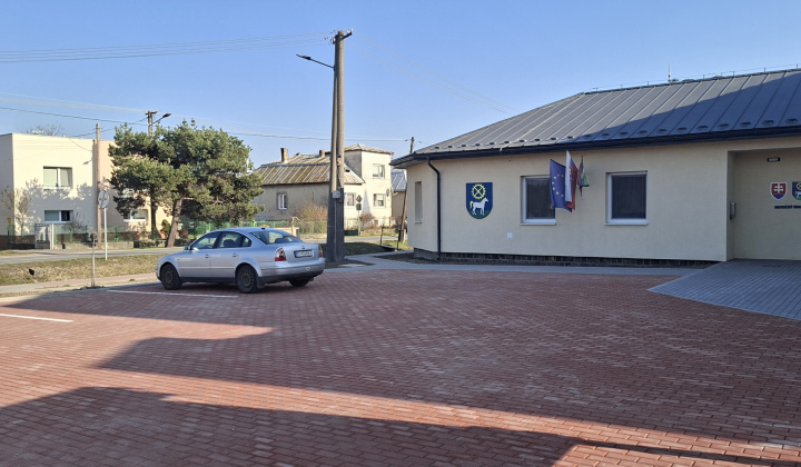 3. fotografia fotogalérie Aktuality / Ukončenie 2. etapy rekonštrukcie chodníkov a spevnenej plochy pred Obecným úradom Palín - foto