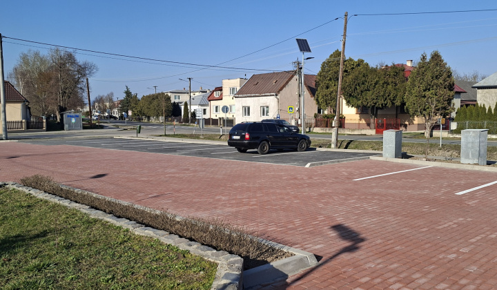 4. fotografia fotogalérie Aktuality / Ukončenie 2. etapy rekonštrukcie chodníkov a spevnenej plochy pred Obecným úradom Palín - foto