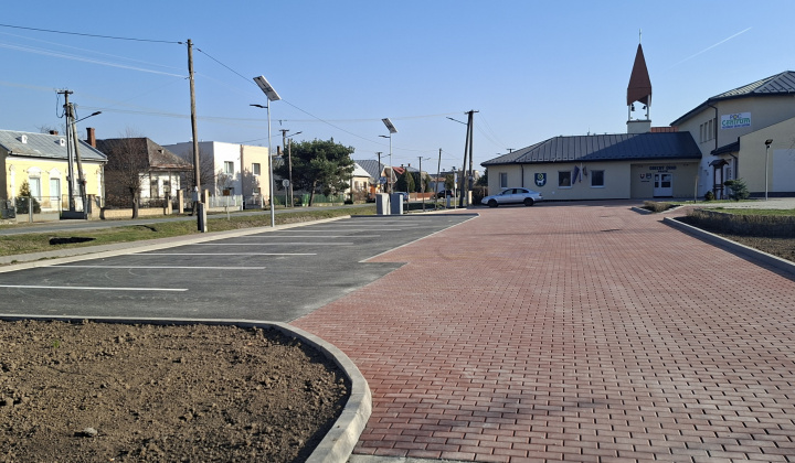 5. fotografia fotogalérie Aktuality / Ukončenie 2. etapy rekonštrukcie chodníkov a spevnenej plochy pred Obecným úradom Palín - foto