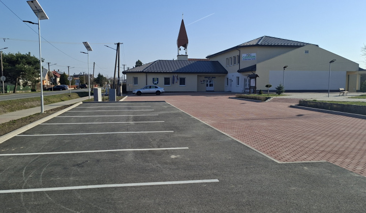 6. fotografia fotogalérie Aktuality / Ukončenie 2. etapy rekonštrukcie chodníkov a spevnenej plochy pred Obecným úradom Palín - foto