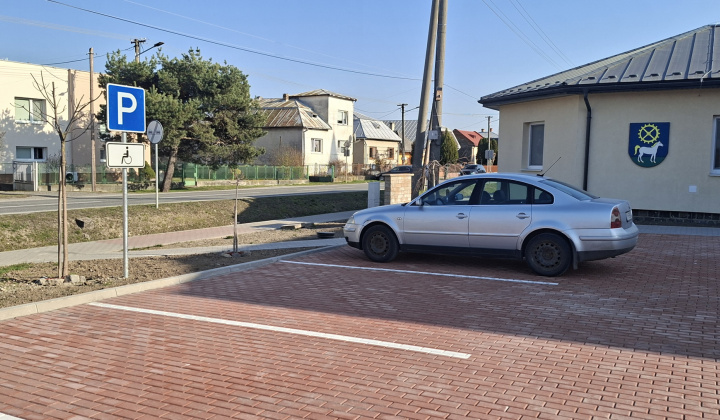 8. fotografia fotogalérie Aktuality / Ukončenie 2. etapy rekonštrukcie chodníkov a spevnenej plochy pred Obecným úradom Palín - foto