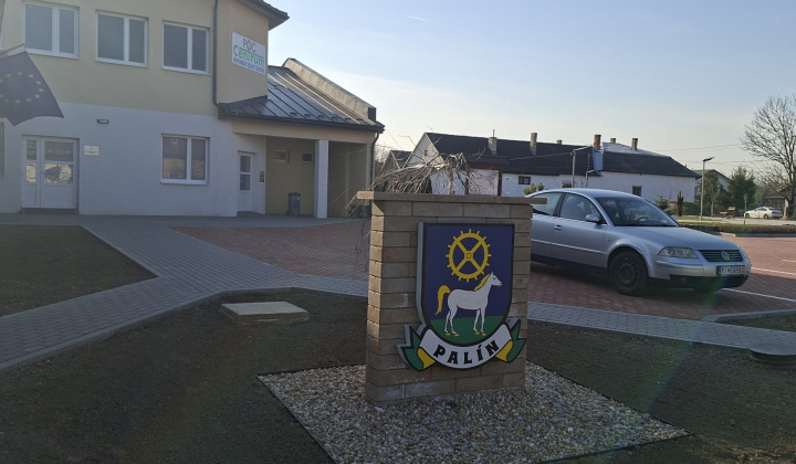 1. fotografia fotogalérie Aktuality / Ukončenie 2. etapy rekonštrukcie chodníkov a spevnenej plochy pred Obecným úradom Palín - foto