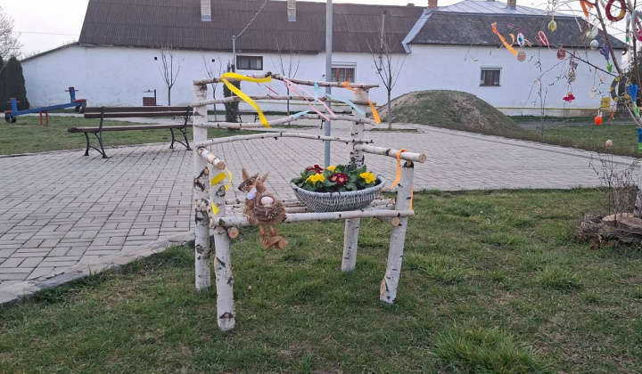 4. fotografia fotogalérie Aktuality / Veľkonočná výzdoba pred obecným úradom - foto