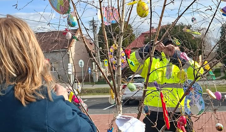 6. fotografia fotogalérie Aktuality / Veľkonočná výzdoba pred obecným úradom - foto