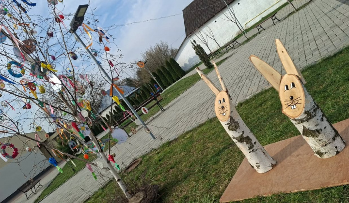 7. fotografia fotogalérie Aktuality / Veľkonočná výzdoba pred obecným úradom - foto