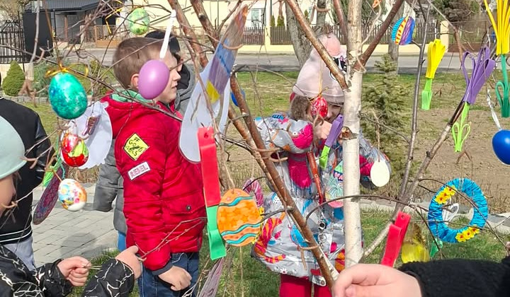9. fotografia fotogalérie Aktuality / Veľkonočná výzdoba pred obecným úradom - foto