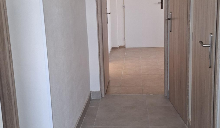 9. fotografia fotogalérie Aktuality / Rekonštruovaná budova škôlky ožíva: Palín má novú stanicu rýchlej zdravotnej pomoci - foto