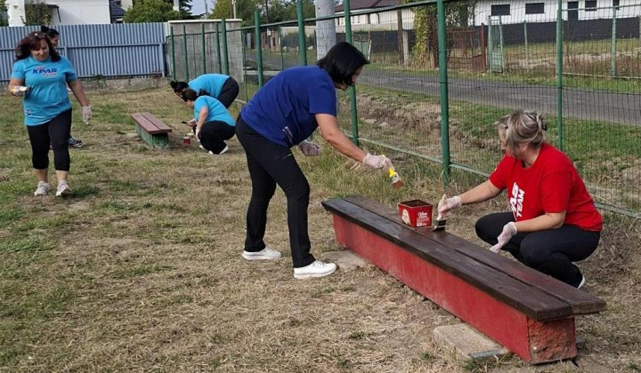 2. fotografia fotogalérie Aktuality / Pomáhali skrášliť detské ihrisko LIENKA - foto