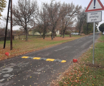 Aktuality / Spomaľovacie pruhy v uličke - foto