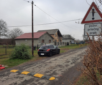 Aktuality / Spomaľovacie pruhy v uličke - foto